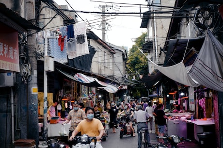 苏州旅游必去十大景点 15、火车站可坐地铁二号线到”山塘街“站苏州的七里山塘是很出名的